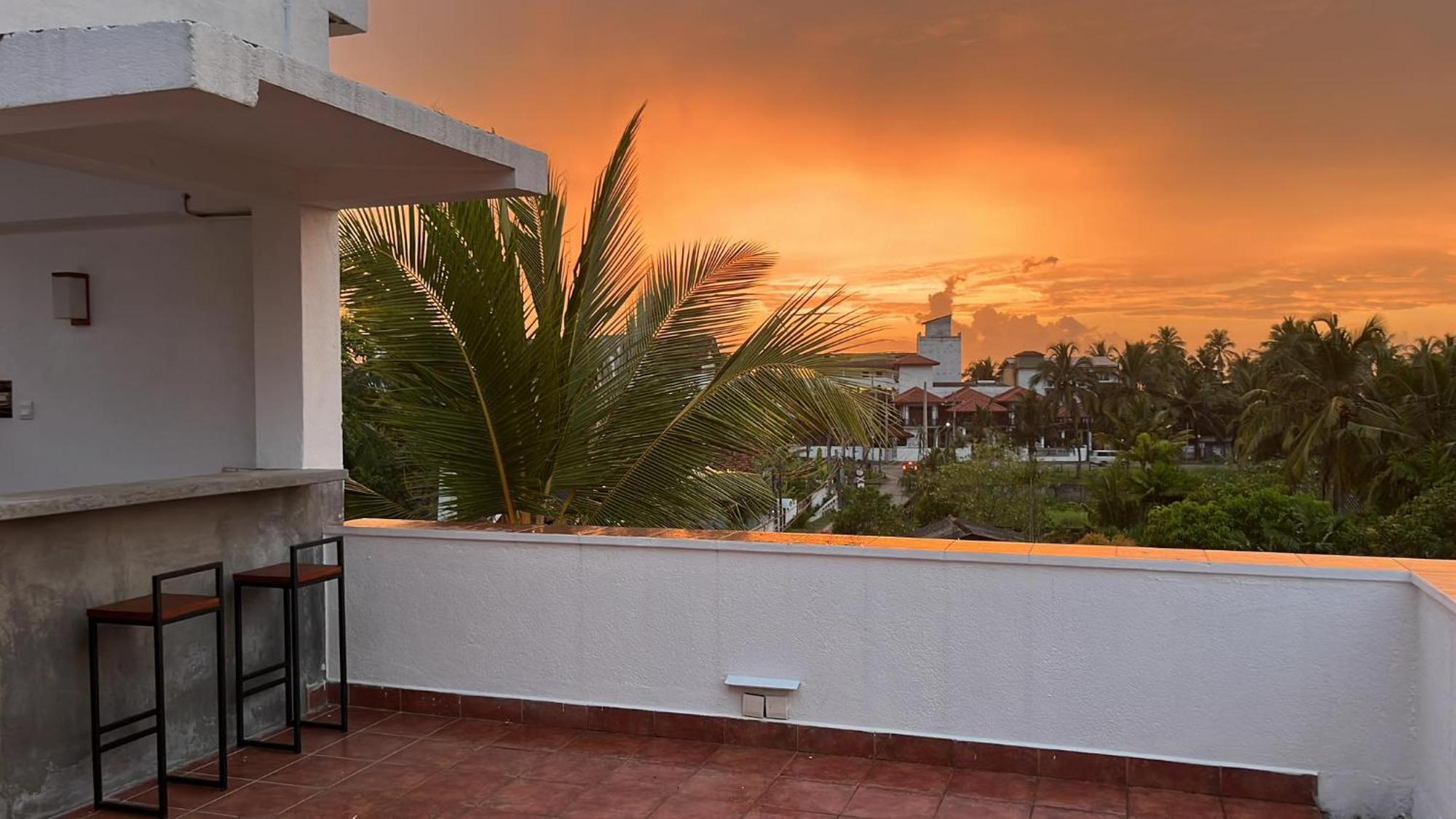 Beach Club Apartments Induruwa Exterior photo