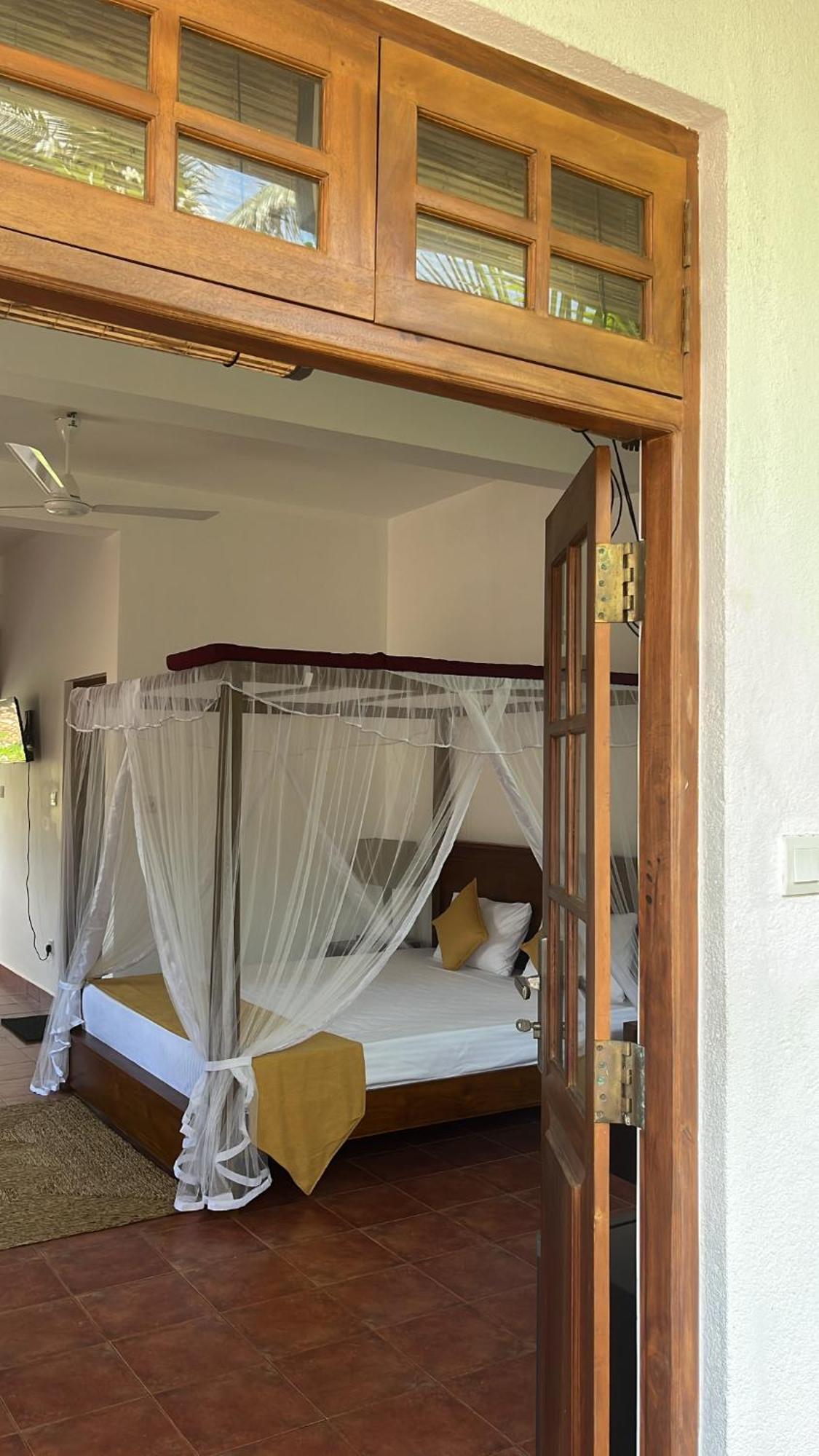 Beach Club Apartments Induruwa Exterior photo